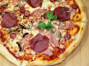 lezzetli pizza Salam bir ahşap tablo