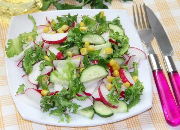 Salat auf dem Teller — Stockfoto