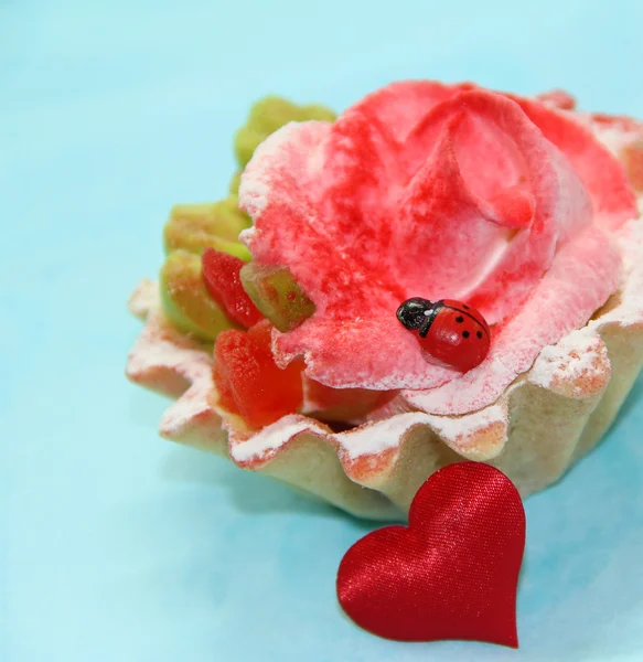 Торт со сливками, как роза — стоковое фото