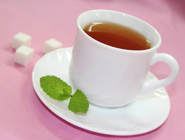Jalá de té sobre fondo rosa — Foto de Stock