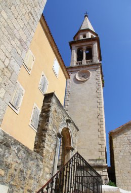 Budva 'nın merkezinde bir kule. Karadağ.