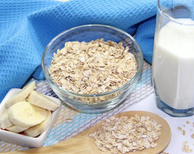 yulaf gevreği tabağı, süt ve muz