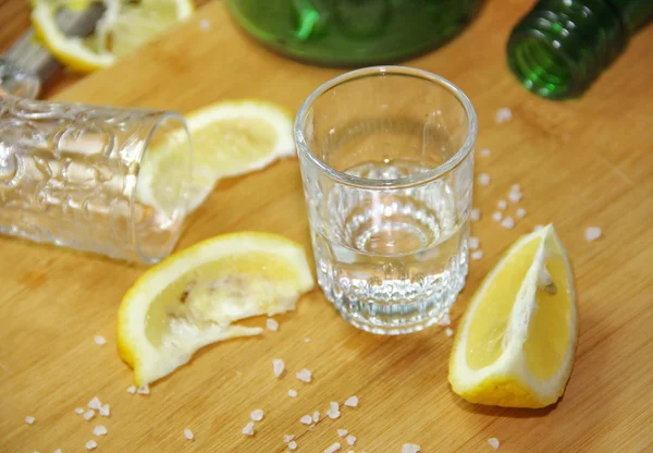 Verre d'alcool et de citron — Photo