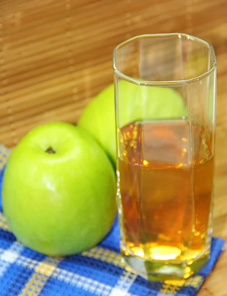 Jablka a jablečný džus — Stock fotografie
