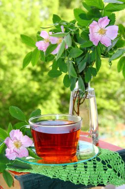 Bir fincan çay ve çiçek.