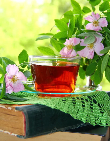 お茶と花のカップ — ストック写真