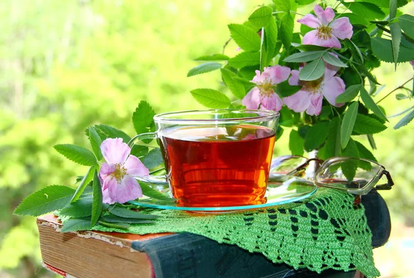 Taza de té y flores —  Fotos de Stock