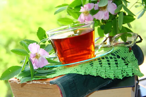 Tasse de thé et de fleurs — Photo