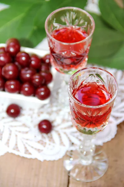 Liquore di ciliegie e ciliegie fresche — Foto Stock