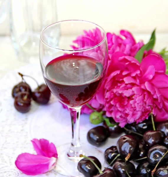 Wine, fruit and flowers — Stock Photo, Image