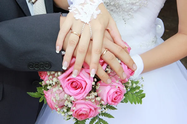 Tillbehör händer på ett bröllop bukett Stockbild