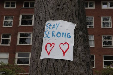 Bir sokak anonsunda hayat dolu bir söz 