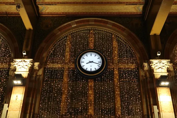 Tren istasyonunda büyük bir Noel saati