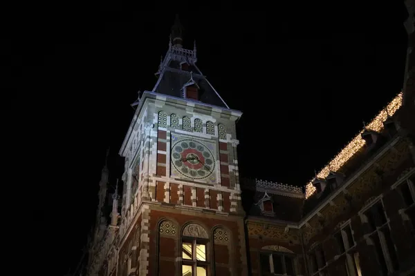 Amsterdam 'daki merkez istasyonun eski güzel mimarisi.