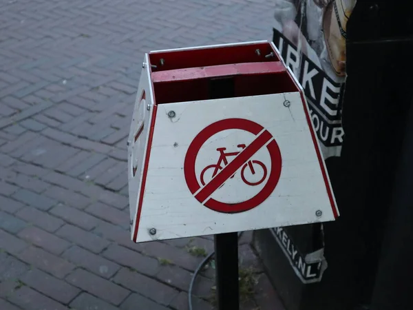 Bisikletler için park levhasını durdur 