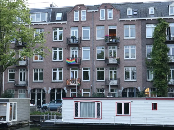 Amsterdam 'da bir tuğla evde çok renkli bayrak