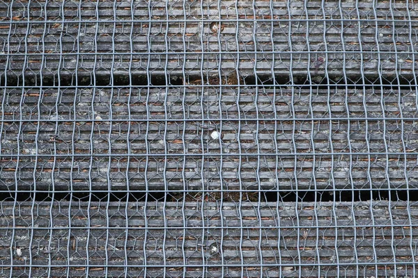 Ahşap doku ve metal kafes