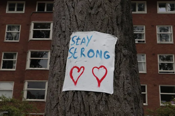 Bir sokak anonsunda hayat dolu bir söz 