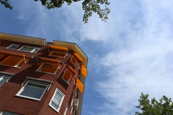 Turuncu güneş gözlüklü tuğla bina