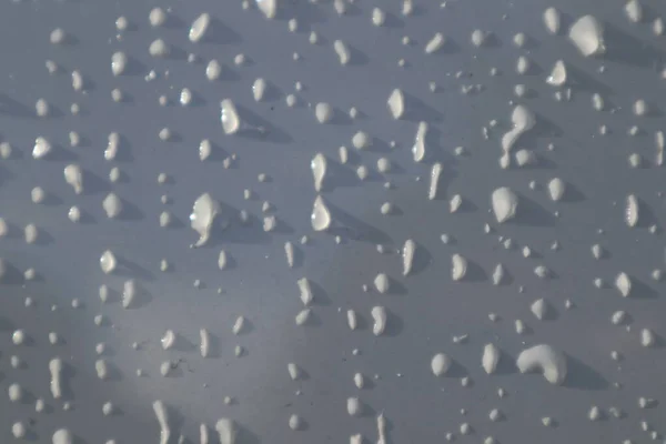 beyaz arkaplanda su damlaları