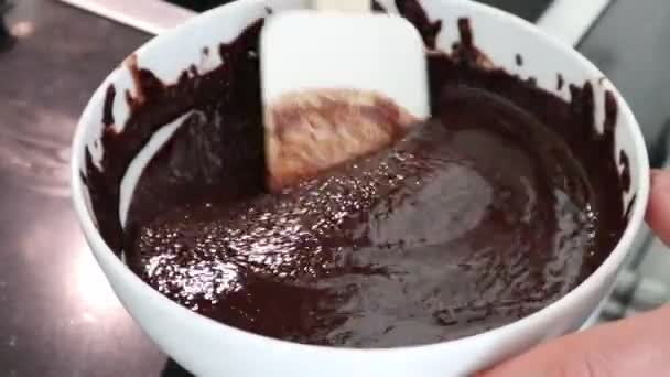 Keverjük Össze Csokoládé Tömegét Egy Tészta Spatulával — Stock videók