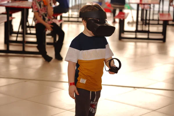 Un garçon joue à la réalité virtuelle, une profession de jeu de rôle pour enfants est un bâtisseur. Développement précoce de l'enfant, idées pour le jeu. — Photo
