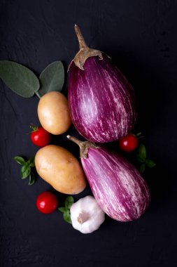 Sebze, meyve ve böğürtlen kompozisyonu siyah arka planda. Sağlıklı yiyecekler. Organik yiyecekler.