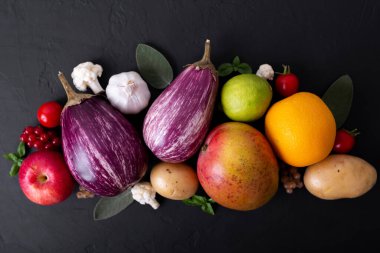 Sebze, meyve ve böğürtlen kompozisyonu siyah arka planda. Sağlıklı yiyecekler. Organik yiyecekler.