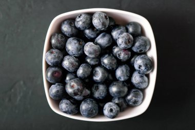 Siyah arkaplanda taze böğürtlen. Yaz meyveleri.