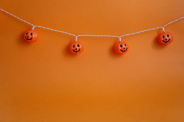 Cadılar bayramı için dekoratif malzemelerle turuncu arka plan. Cadılar Bayramı Korkunç Balkabağı