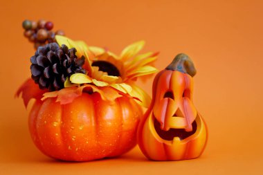 Cadılar bayramı için dekoratif malzemelerle turuncu arka plan. Cadılar Bayramı Korkunç Balkabağı