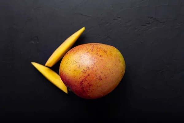 マンゴーフルーツと美しい夏の自然背景 ヘルシーなデザート 黒マンゴー — ストック写真