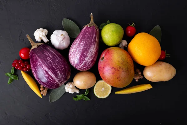 Composición Verduras Frutas Bayas Púrpura Sobre Fondo Negro Comida Saludable — Foto de Stock