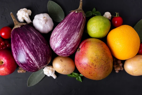 Composición Verduras Frutas Bayas Púrpura Sobre Fondo Negro Comida Saludable — Foto de Stock