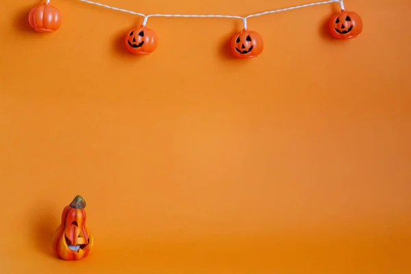 Narancs Háttér Dekoratív Tételek Halloween Halloween Ijesztő Tök — Stock Fotó