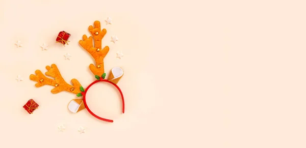 Рождественская Подарочная Коробка Красным Бантом Бежевом Фоне Концепция Праздника Новогодние — стоковое фото
