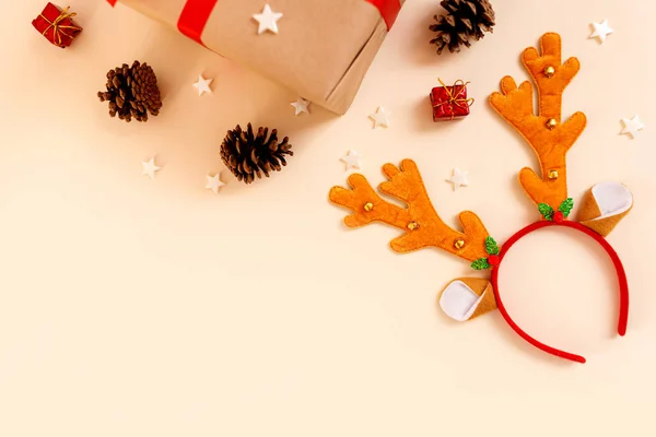 Vánoční dárková krabice s červenou mašlí na béžovém pozadí. Dovolená koncept, Nový rok dárky. — Stock fotografie