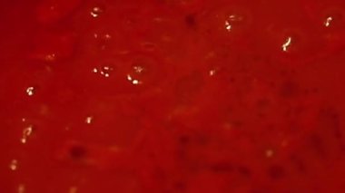 Taze domates ve fesleğenle İtalyan domates sosu hazırlıyorum.