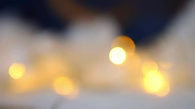 Yılbaşı ögeleri ile odaklanmış bokeh arkaplanı