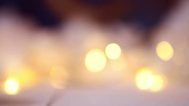 Yılbaşı ögeleri ile odaklanmış bokeh arkaplanı