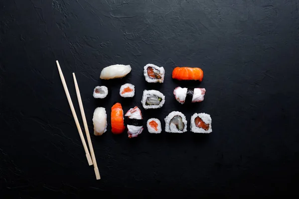 Japansk sushimat. Maki ands rullar med tonfisk, lax, räkor, krabba och avokado. Ovanifrån av diverse sushi. — Stockfoto