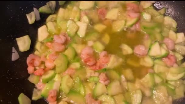 Crevettes et courgettes pour pâtes dans une poêle. Sauce italienne savoureuse, saveur incroyable, appétissante — Video