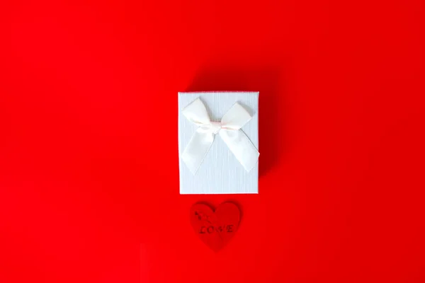 Подарочная коробка на красном фоне. Поздравление с Днем святого Валентина. место для текста — стоковое фото
