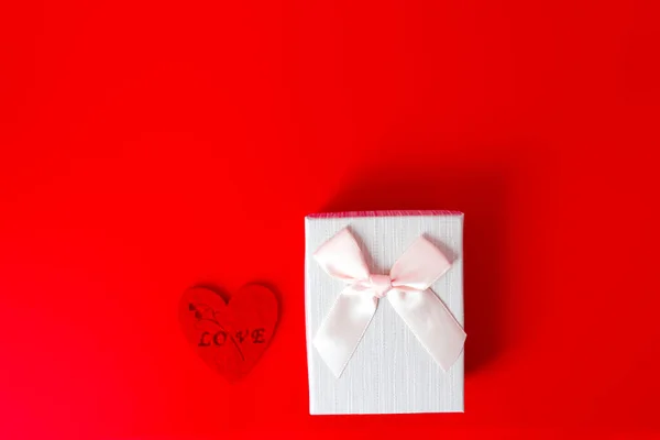 Подарочная коробка на красном фоне. Поздравление с Днем святого Валентина. место для текста — стоковое фото