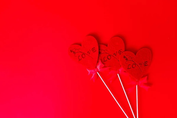 День святого Валентина рамка красные сердца на красном фоне — стоковое фото