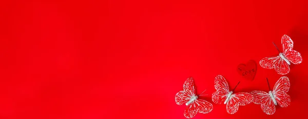 День святого Валентина концепция, красные бабочки на красном фоне. Приветственные открытки. копировальное пространство. — стоковое фото