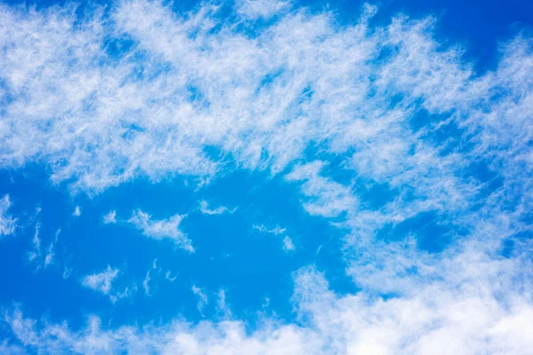 Dramatiska himlen med cumulusmoln — Stockfoto