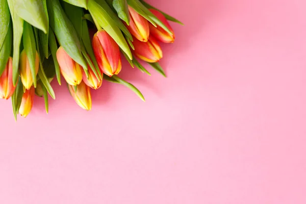 Bonito manojo de tulipanes, borde floral. Diseño para las vacaciones de primavera. Tarjeta de felicitación del día de madre. — Foto de Stock