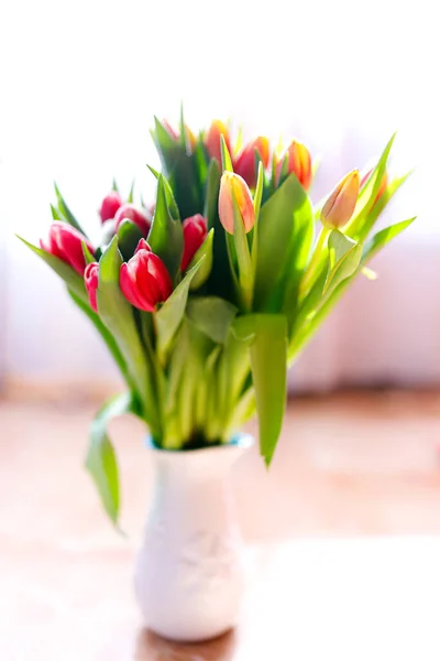 Schöner Tulpenstrauß, blumiger Rand. Layout für die Frühlingsferien. Grußkarte zum Muttertag. — Stockfoto