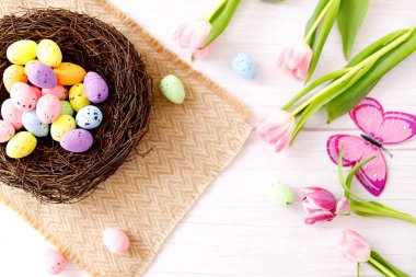 Ahşap zemin üzerinde Mutlu Paskalyalar tatili için kavramsal düzenleme dekorasyonunun üst görünümü ve düz uzantısı.